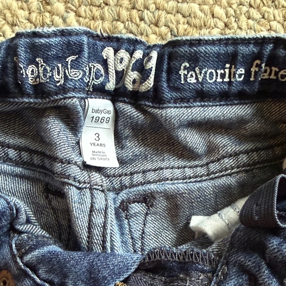 GAP Kids Blue Denim Jeans with Floral Shirt - Picture 2 of 4